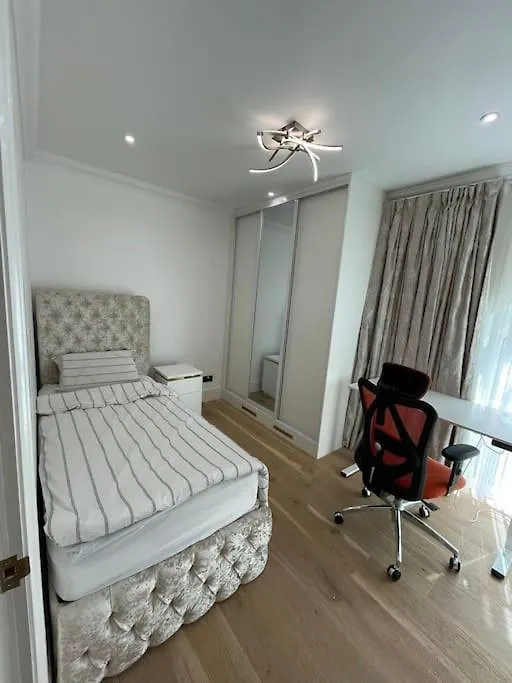 3 Bed Smart Home - Canary Wharf London