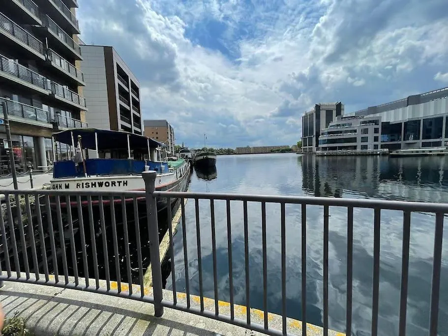 Apartment 3 Bed Smart Home - Canary Wharf London