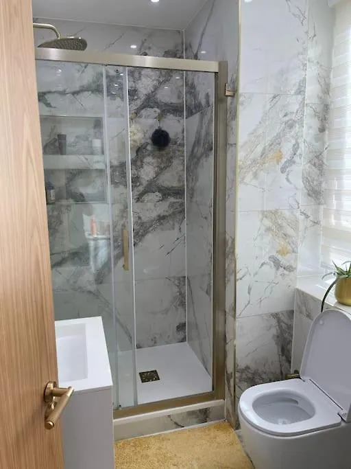 3 Bed Smart Home - Canary Wharf London Apartment