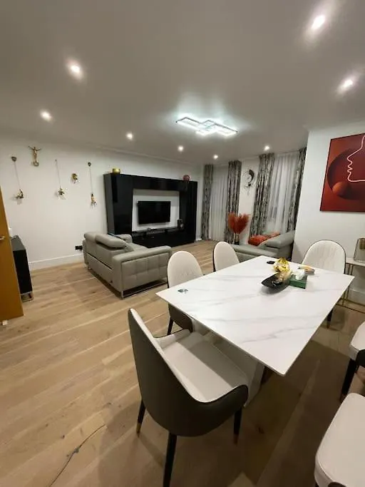 Apartment 3 Bed Smart Home - Canary Wharf London