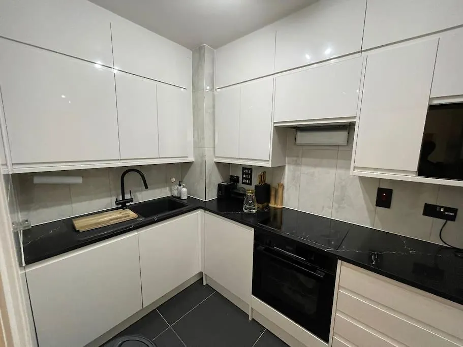 3 Bed Smart Home - Canary Wharf London Apartment