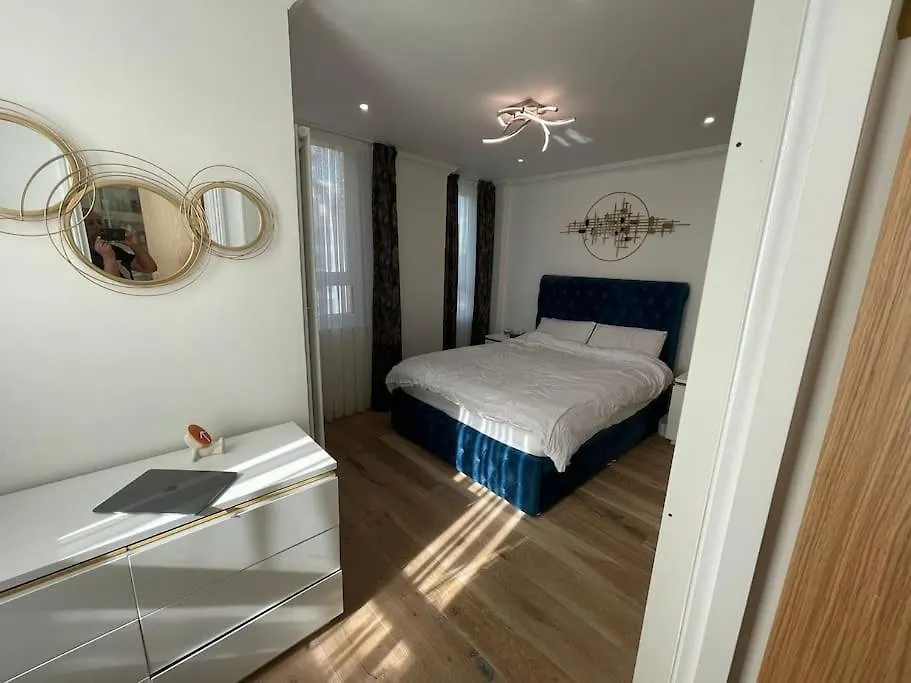 Apartment 3 Bed Smart Home - Canary Wharf London